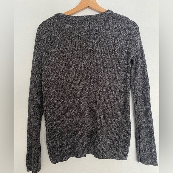 SMALL H&M BLACK AND WHITE LONG SLEEVE TOP WITH SMALL SLITS - Picture 5 of 5